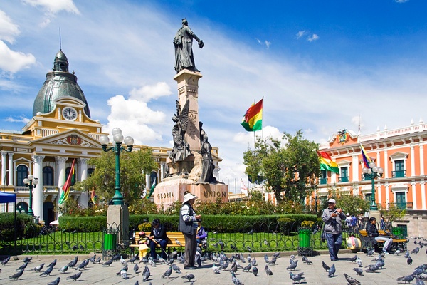 Noon,_Plaza_Murillo,_La_Paz,_Bolivia.jpg