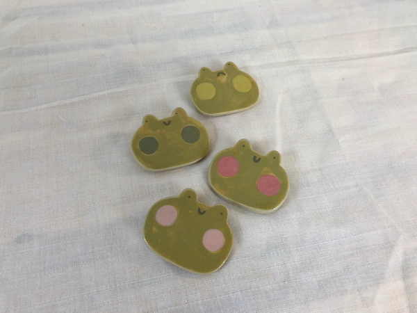 Broches grenouille 