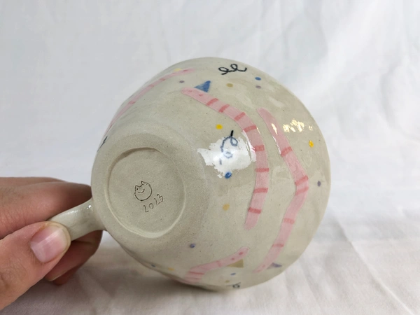 Tasse vers de terre en fête