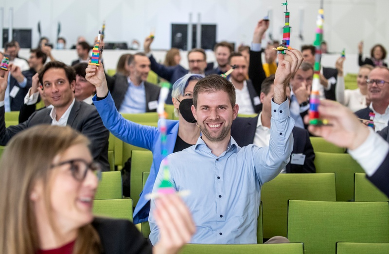 Das Lego Serious Play-Warmup im Event-Format: Die Teilnehmer*innen bauen einen Turm