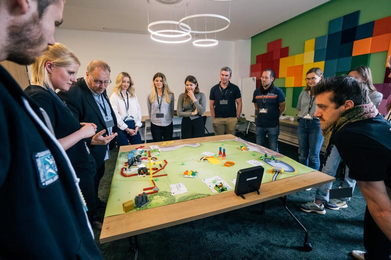 Die teilnehmenden simulieren alle Scrum-Elemente mithilfe von Lego