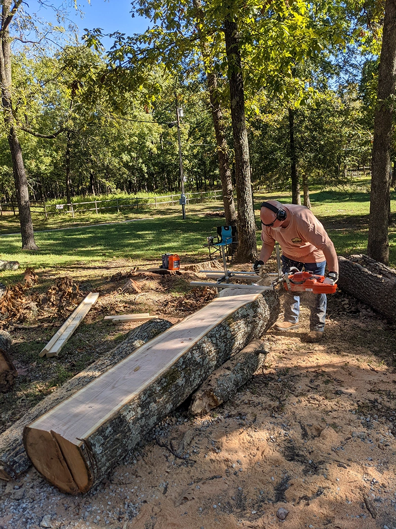 Alaskan chainsaw mill in action