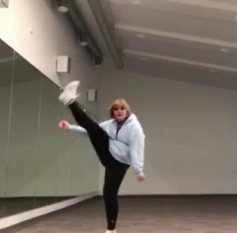 Screenshot from Moona Rantanen’s dance performance in the Nuori Taide 2021 event