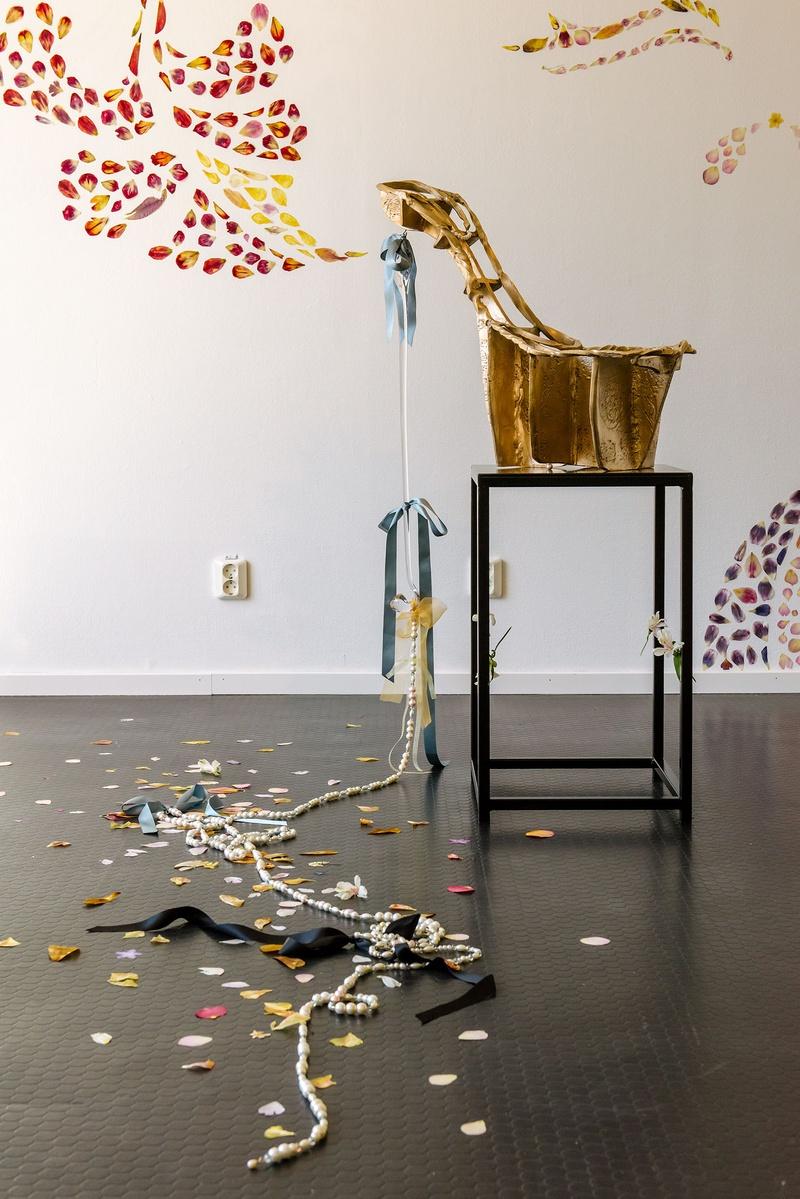 Man Yau, High Heal: Cast bronze, silver, Baroque pearls, mouth-blown glass, silk, glass beads 90 x 73 x 32 cm with a pearl heel extension of 500 cm, 2021. Photo: AnnaCarin Isaksson.