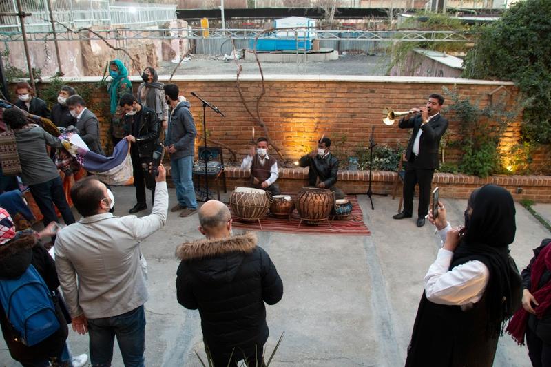 While the audience was carrying clothes and lifting it on the hanger, three folk musicians of Naqareh and Korna accompanied the ceremony. These musicians played pieces called Sahar Avazi (normally played in the early mornings after sunrise in the village, during a wedding party) and Jang Nameh, HeleJa (Nomad’s folk music from the Fars province of Iran).  ‘An Equivalence of Our Distance' workshop, 2021.