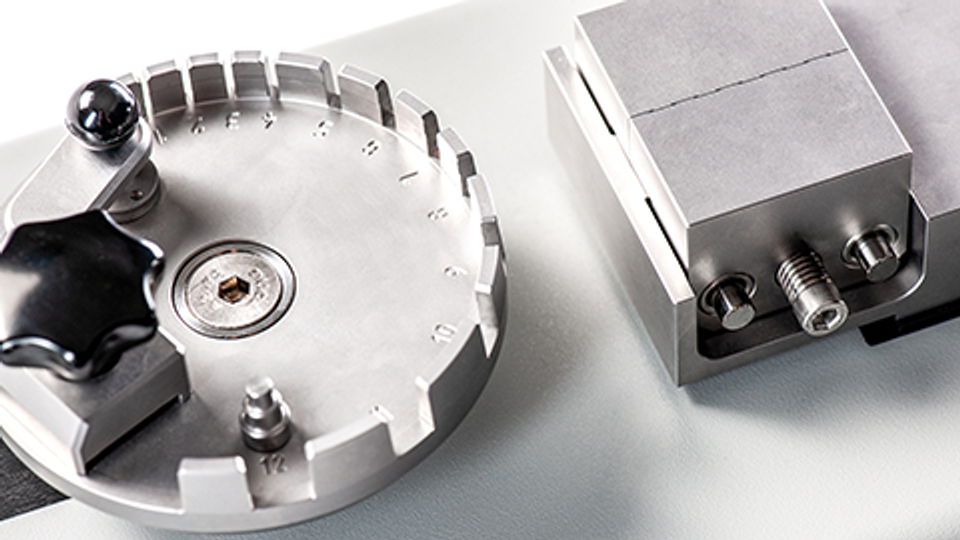 MicroPull 10 - Easy sample clamping thanks to the rotary disc