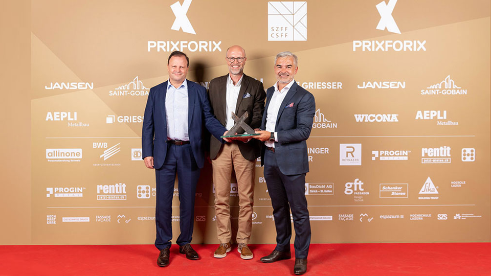 Komax gewinnt den «Oscar der Fassadenbranche»