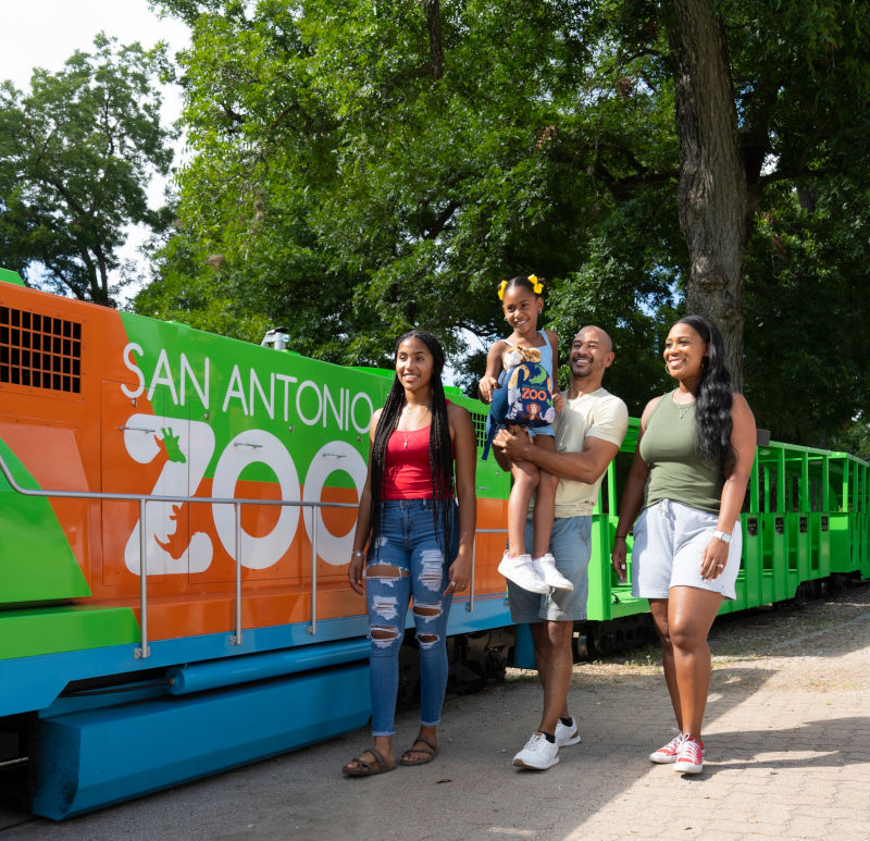 Family enjoying San Antonio Zoo.