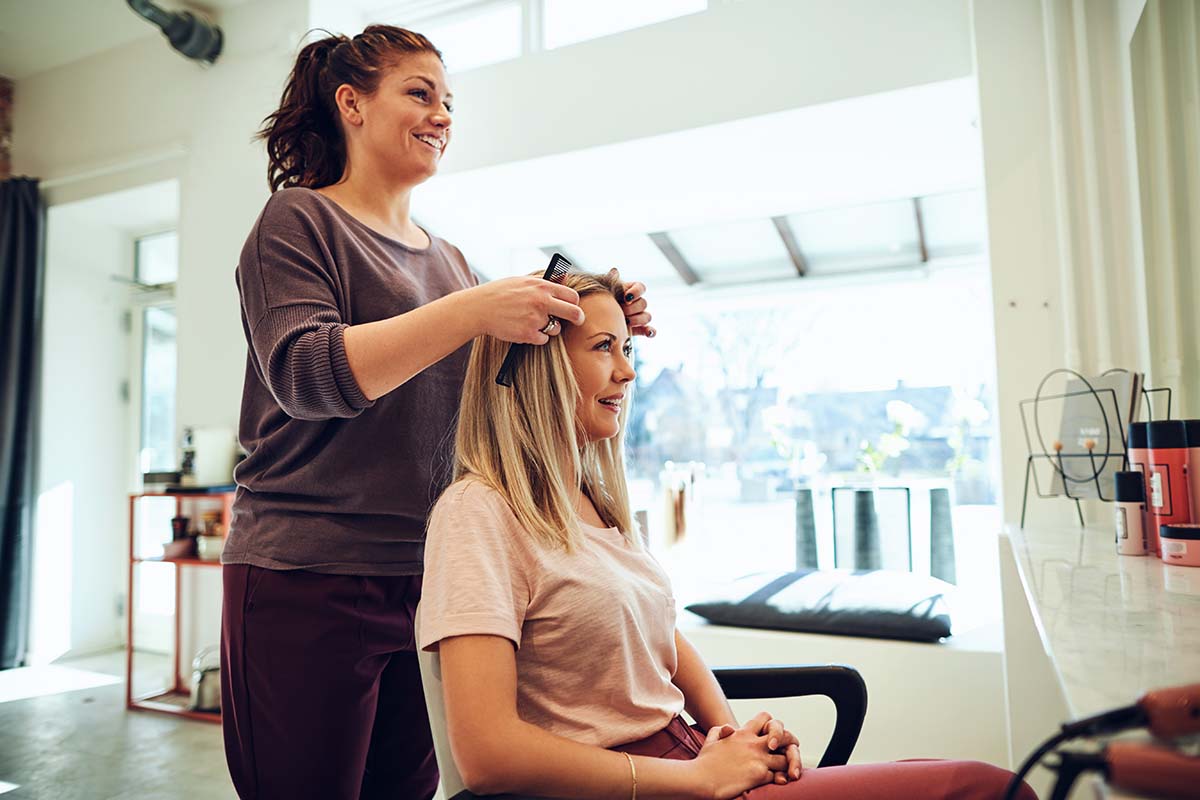 Мастер салона красоты. Поход в парикмахерскую. Стилист. She s at the hairdressers. Я парикмахер как выглядеть стильно.