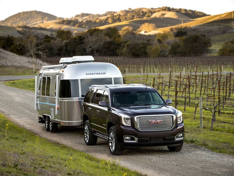 2016 GMC Yukon XL Denali towing trailer ・  Photo by General Motors