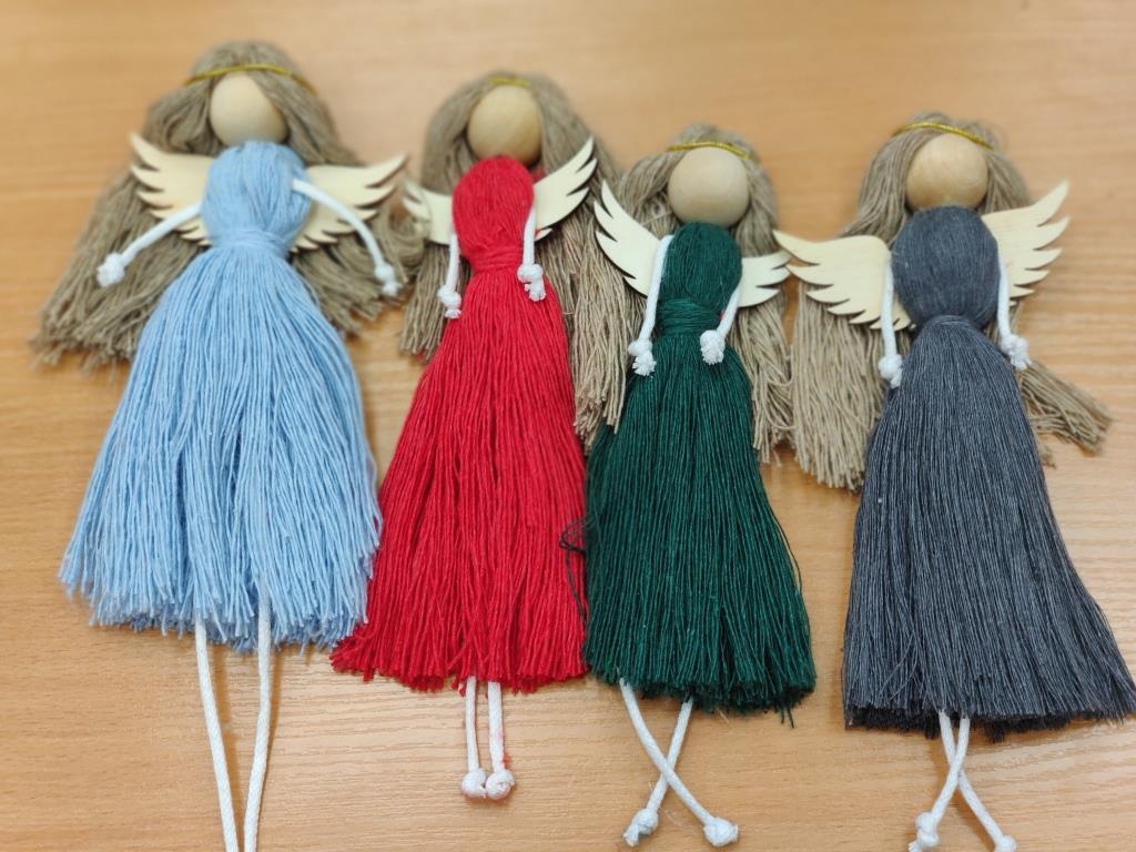 "Aniołkowe" warsztaty | Cztery aniołki wykonane z kolorowych sznurków, z koralikami zamiast główek i drewnianymi skrzydełkami.jpg