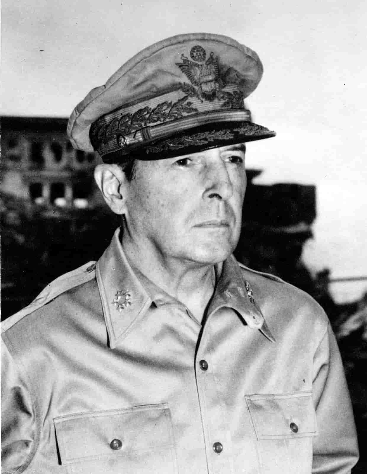 Douglas-MacArthur-1945.jpg
