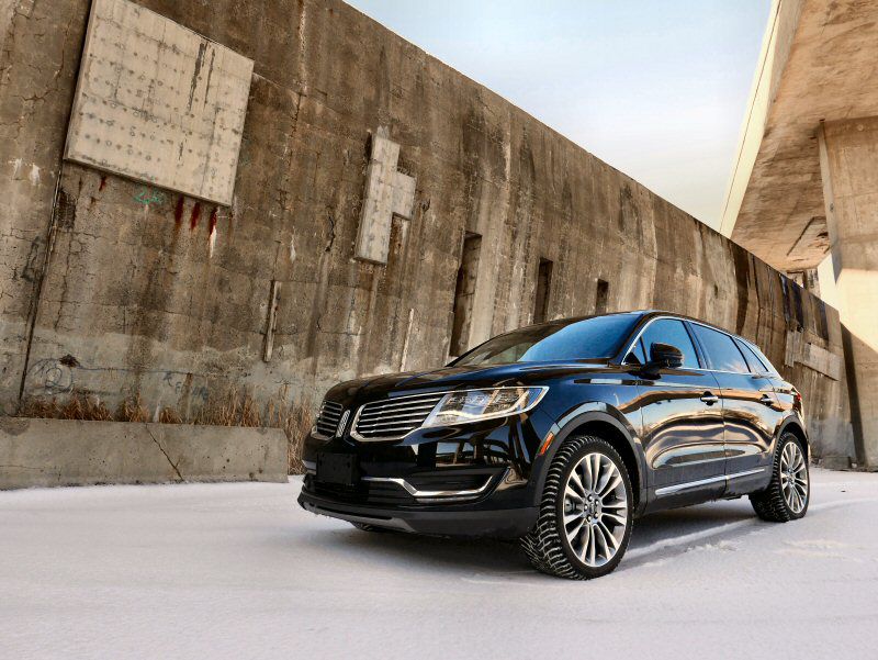 2016 Lincoln MKX Front Three Quarter 01 
