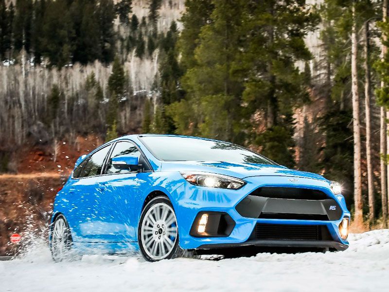2016 Ford Focus RS in snow ・  Photo by Ford 
