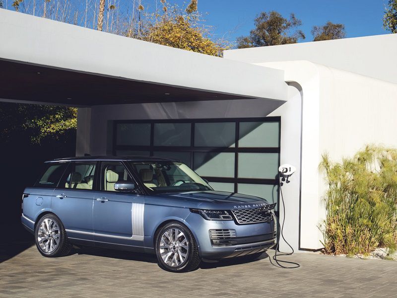 2020 Range Rover p400e PHEV Charging ・  Photo by Land Rover