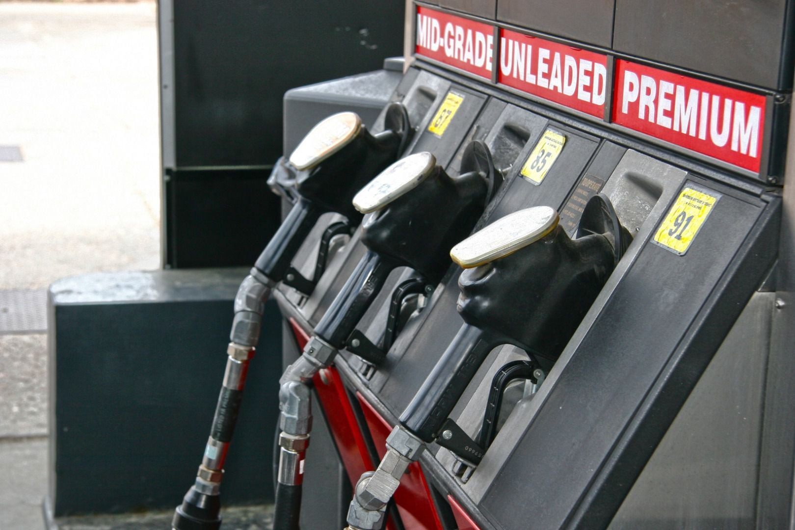 Wear a mask and gloves when refueling during Covid-19 times ・  Photo by PondShots - stock.adobe.com