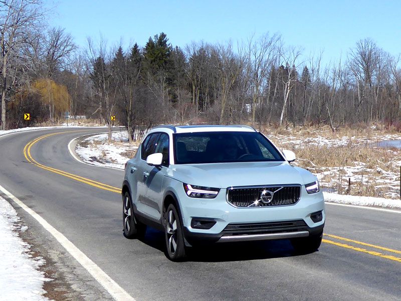 2019 Volvo XC40 exterior on road by Ron Sessions ・  Photo by Ron Sessions