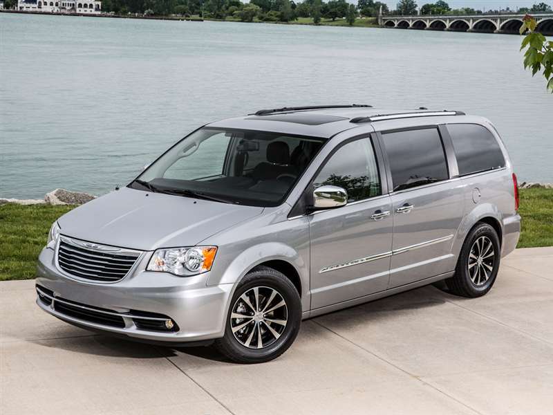 2015 Chrysler Town and Country gray front three quarter 