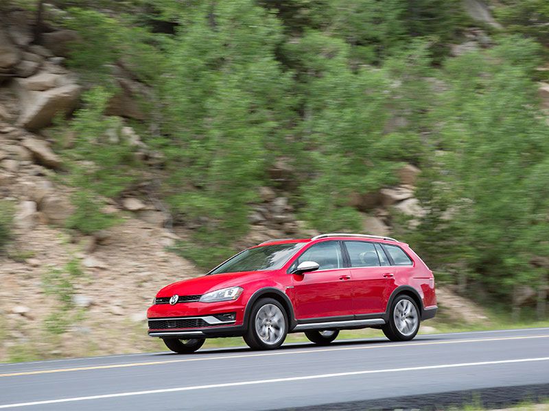 2017 Volkswagen Golf Alltrack exterior profile on road 