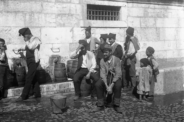 galician watercarriers in lisbon-early xx-photo arquivo municipal de lisboa-by Joshua benoliel.webp