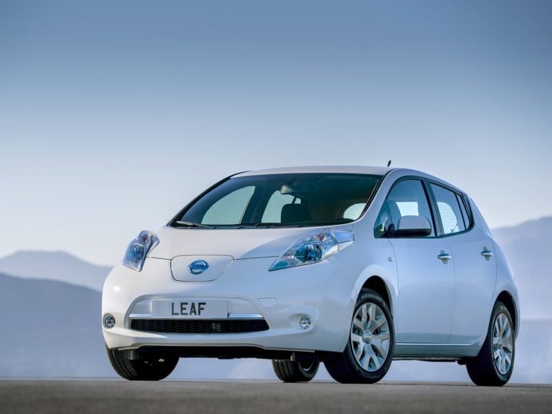2014 nissan leaf white ・  Photo by Nissan 
